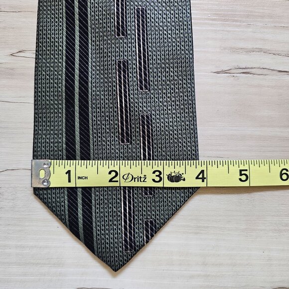 J. Ferrar Italian 100% Silk Green/Black Geometric Tie - Picture 6 of 7